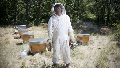 Nacho González, un ecohéroe de la sierra de Guadarrama, junto a sus colmenas de abejas.