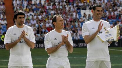 Hierro, a la derecha, junto a Raúl González y Emilio Butragueño, en el partido de veteranos del pasado día 5 en el Bernabéu.