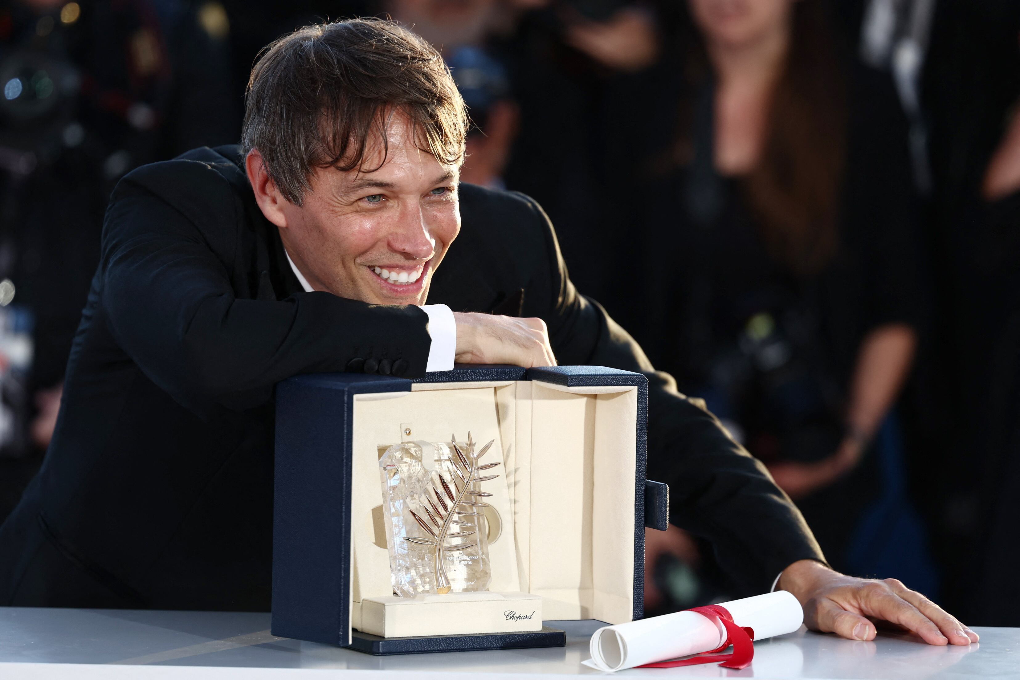 El cineasta estadounidense Sean Baker tras ganar la Palma de Oro del Festival de Cannes por su película 'Anora', el 25 de mayo. 