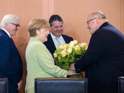 La canciller alemana, Angela Merkel, con sus compañeros de Gobierno, Frank-Walter Steinmeier, Sigmar Gabriel y Peter Altmaier, al comienzo del Consejo de Ministros del 18 de junio.