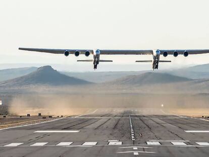 Stratolaunch, el avión más grande del mundo, alza el vuelo