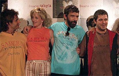 Nacho Cano, Melanie Griffith, Antonio Banderas y Alejandro Sanz, con la camiseta de la Fundación Sabera. PLANO MEDIO - FOTO DE GRUPO