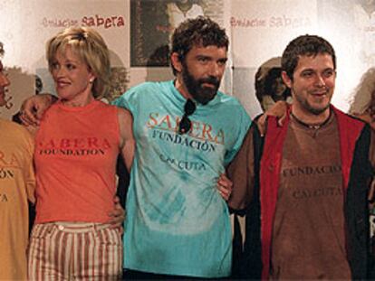 Nacho Cano, Melanie Griffith, Antonio Banderas y Alejandro Sanz, con la camiseta de la Fundación Sabera. PLANO MEDIO - FOTO DE GRUPO