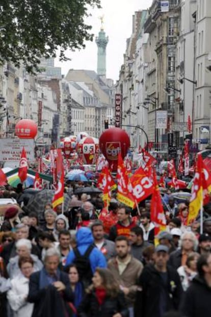 Trabajadores del sector público y privado francés participan en una manifestación del Primero de Mayo en París, Francia, hoy, jueves 1 de mayo de 2014. Hoy se celebra el Día Internacional del Trabajo.