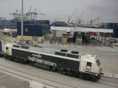 Tren de mercanc&iacute;as en el puerto de Castell&oacute;n