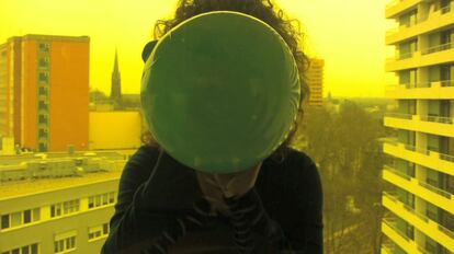 Fotograma de It´s Called Listen, de Alejandra Pombo.