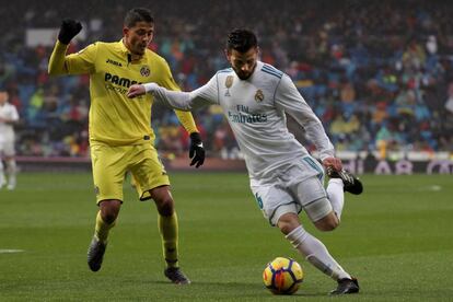 El defensa del Real Madrid Nacho Fernández pelea un balón con el centrocampista del Villarreal Pablo Fornals.