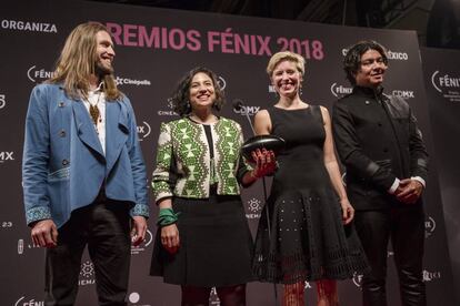 Equipo de la película ‘Pájaros de verano’ ganadora del ‘Largometraje de ficción’ de los Premios Fénix