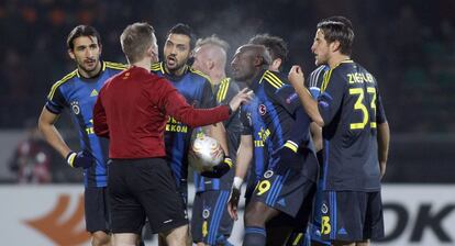 Los jugadores del Fenerbahçe discuten con el árbitro, durante el partido con el BATE.