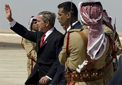 El presidente de EE UU saluda, entre la guardia de honor jordana, a su llegada al aeropuesto de Aqaba.