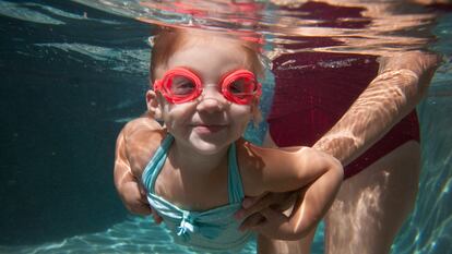 Las actividades acuáticas antes del año de vida no buscan que el niño aprenda a nadar, sino ser una función introductoria y de estimulación infantil.