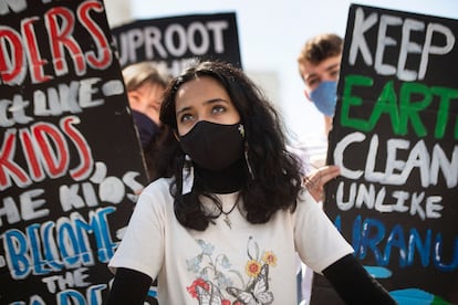 Una de los cientos de manifestantes que participaron en la protesta de Huelga Climática Global el 24 de septiembre de 2021 en Ciudad del Cabo, Sudáfrica.