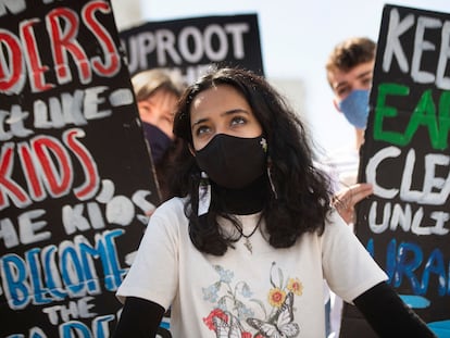 Una de los cientos de manifestantes que participaron en la protesta de Huelga Climática Global el 24 de septiembre de 2021 en Ciudad del Cabo, Sudáfrica.