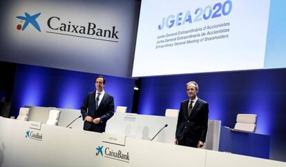 El presidente de CaixaBank, Jordi Gual (d) y el consejero delegado, Gonzalo Gortázar (i), durante la junta de accionistas de CaixaBank para dar luz verde al proyecto de fusión con Bankia