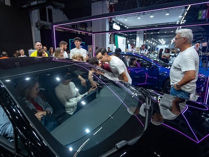 Un grupo de personas visita el space de Tesla en el Salón del Automóvil de Barcelona 2023.