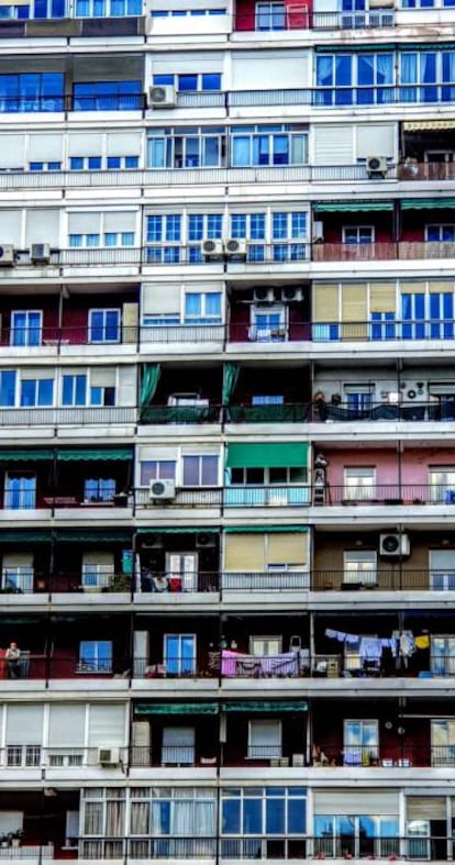 Fachada de un edificio del barrio de la Concepción, donde se grabó una película de Almodovar