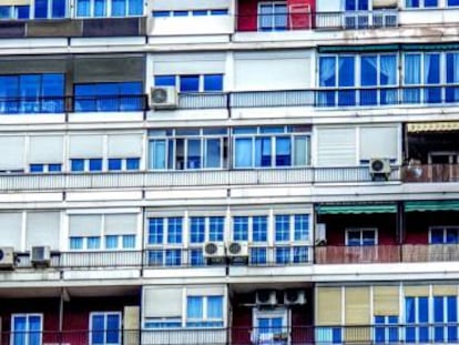 Fachada de un edificio del barrio de la Concepción, donde se grabó una película de Almodovar