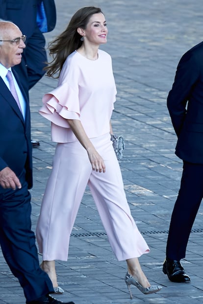 Otro de sus looks más virales del año: conjunto de top y pantalón rosa palo de Zara. Doña Letizia se atrevió con la tendencia de los volantes con un estilismo tan aplaudido como barato: tanto top como pantalón cuestan 29,95 euros (y siguen a la venta).