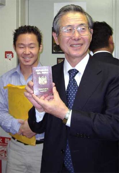 Alberto Fujimori, junto a su hijo Kenji, muestra su pasaporte en el consulado.