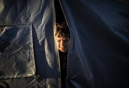 Una ni?a kurda siria mira desde su tienda en el campamento de refugiados de Suruc, en Turqua.