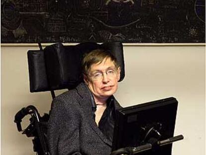 El profesor Stephen Hawking, en su despacho de la Universidad de Cambridge.