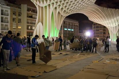 Integrantes del 15-M preparan la acampada de Sevilla