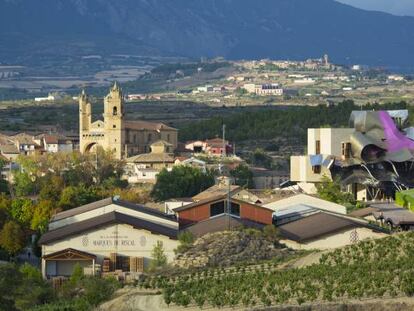 Panorámica de Elciego,con la bodega de Marqués de Riscal. G.