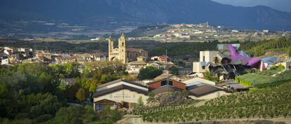 Panorámica de Elciego,con la bodega de Marqués de Riscal. G.