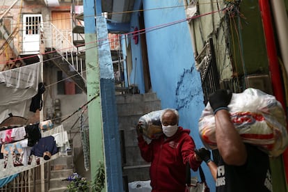 Un hombre recibe alimentos distribuidos por una ONG durante la pandemia en Brasil.