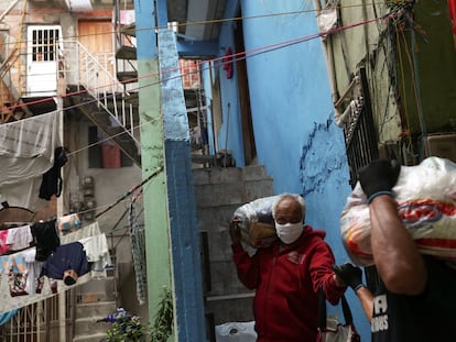 Alimentos são entregues pela Central Única das Favelas (Cufa) para famílias em Heliópolis, São Paulo, durante a pandemia.