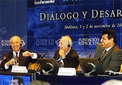 De izquierda a derecha, Simón Peres, Miguel Ángel Moratinos y Mohamed Dahlan, ayer en el Foro Formentor.