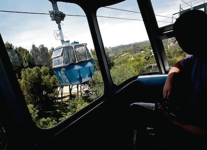 Cabinas del teleférico sobre las copas de los árboles de la Casa de Campo.