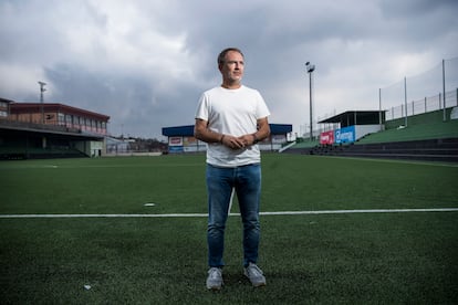 Sergio Rodríguez, prefeito de El Paso, no campo de futebol dessa localidade, na ilha de La Palma. 