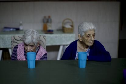 Dos ancianas descansan durante una pausa entre actividades en la residencia de mayores Reminiscencias en Tandil, Argentina, el 4 de marzo.