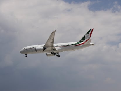 El avión presidencial José María Morelos y Pavón sobrevuela Ciudad de México, en julio de 2020.