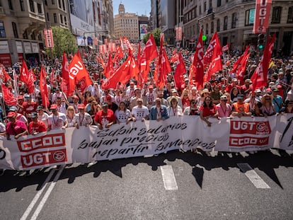 Los secretarios generales de UGT, Pepe Álvarez, y de CCOO, Unai Sordo, encabezan una manifestación para celebrar el Día Internacional del Trabajador este lunes en Madrid.