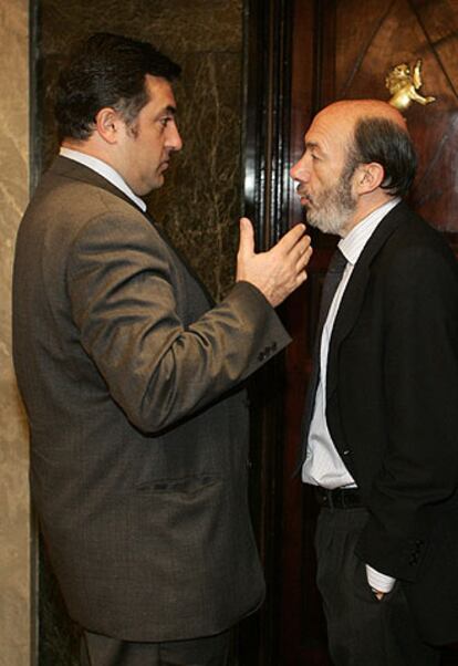 Joan Puigcercós (ERC) y Alfredo Pérez Rubalcaba (PSOE), en el Congreso.