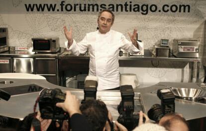 Los productos tradicionales gallegos presentados de modo innovador y la presencia de Ferrán Adriá, tras el cierre de su restaurante,  fueron las dos grandes atracciones de la primera jornada profesional del Fórum Gastronómico 2010, que se celebra en Santiago  hasta mañana.