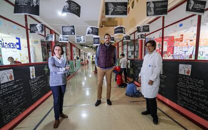 El director de la Escuela Trilema El Pilar, Miguel Garc&iacute;a, con dos docentes.