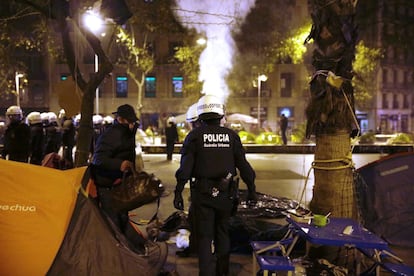 L'Ajuntament va requerir als Mossos i els agents han considerat que el moment ms oport per desallotjar l'acampada era aquesta matinada.