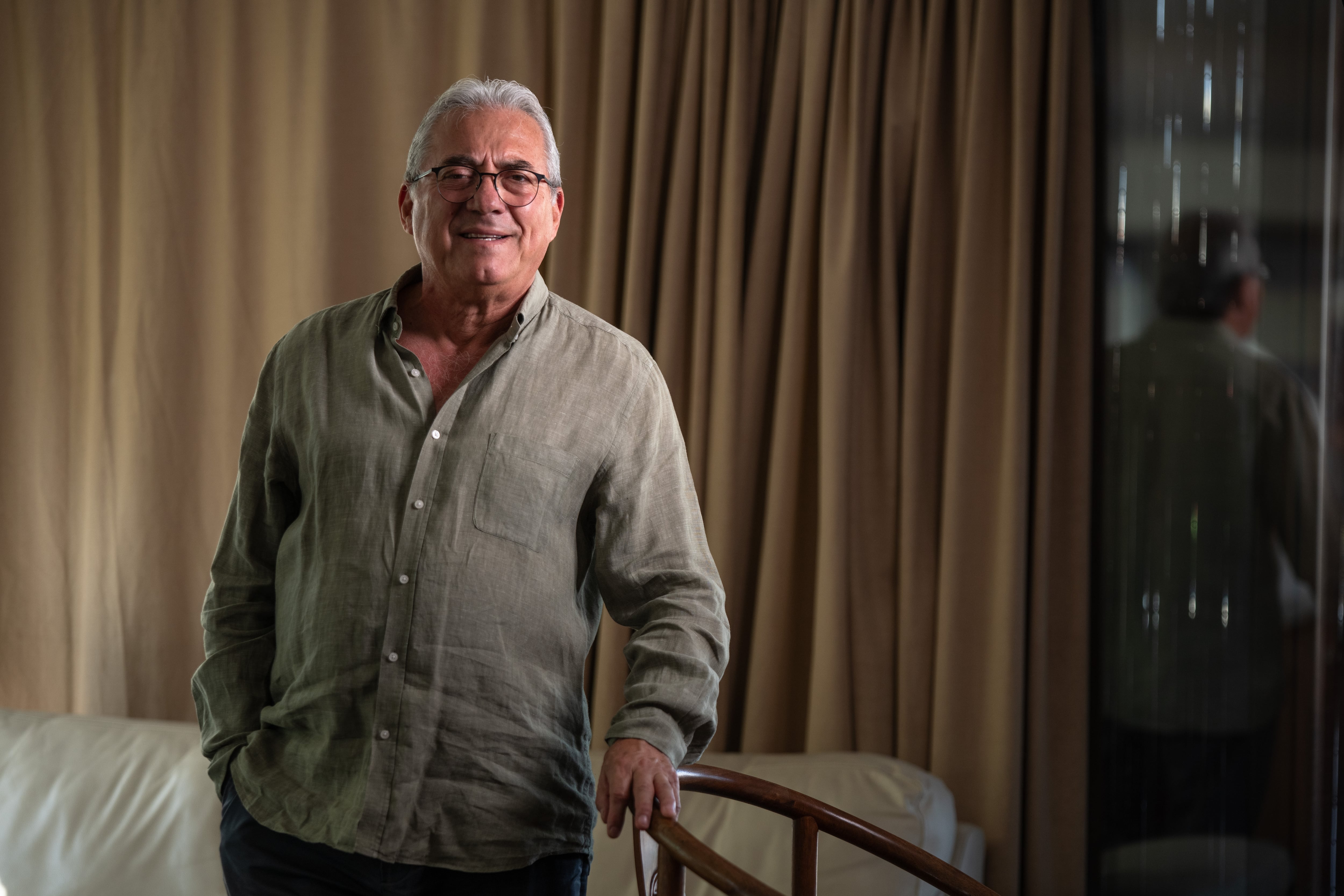 El economista Fernando Ayala en su casa, en Santiago.