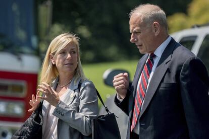Kirstjen Nielsen con John Kelly, en agosto, al que sustuirá en el Departamento de Seguridad Interior