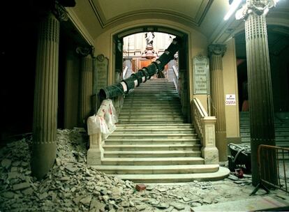 Reconstruir el Liceo con el mismo decorado pero transformado en un moderno teatro de ópero costó cinco años de trabajos.