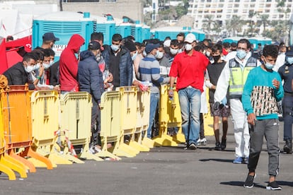 Over 2,300 migrants were crowded into the port of Arguineguín on Wednesday.