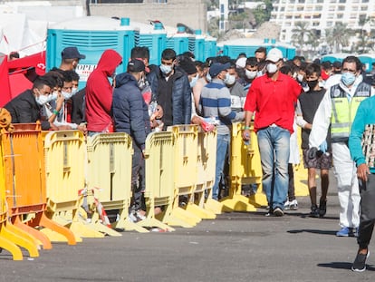 Inmigrantes llegados en patera hacían este miércoles cola en el muelle del puerto de Arguineguín, localidad del suroeste de Gran Canaria.