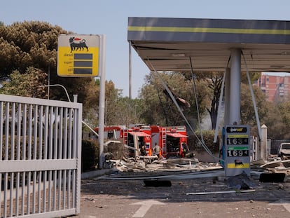 Daños causados tras la explosión de una gasolinera en Roma, este viernes.