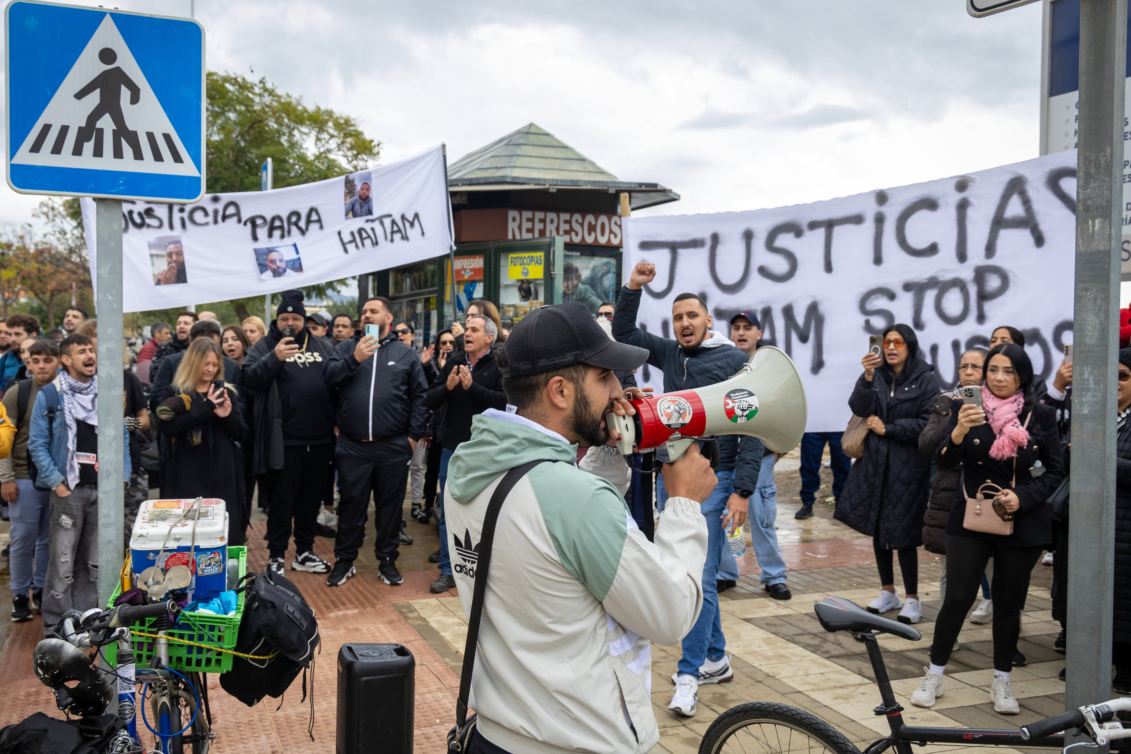 Concentración en la entrada de la Ciudad de la Justicia por la muerte de Haitam Mejri durante una detención policial en un locutorio de Torremolinos el pasado 7 de diciembre.