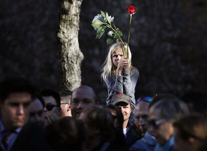 Neeley, de ocho años, junto a su padre, durante un homenaje a las víctimas de los atentados de París en Nueva York (Estados Unidos), el 16 de noviembre de 2015.