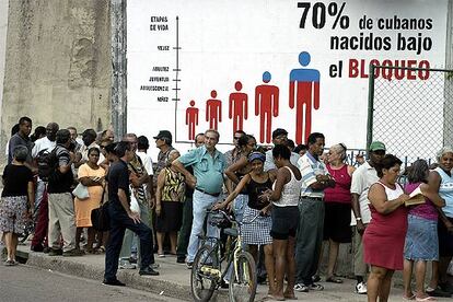 Decenas de cubanos guardan cola ayer en La Habana ante las puertas de una casa de cambio.