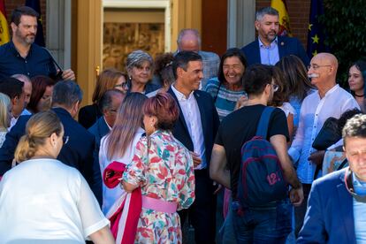 Al terminar el acto el presidente se ha juntado con los ciudadanos.  